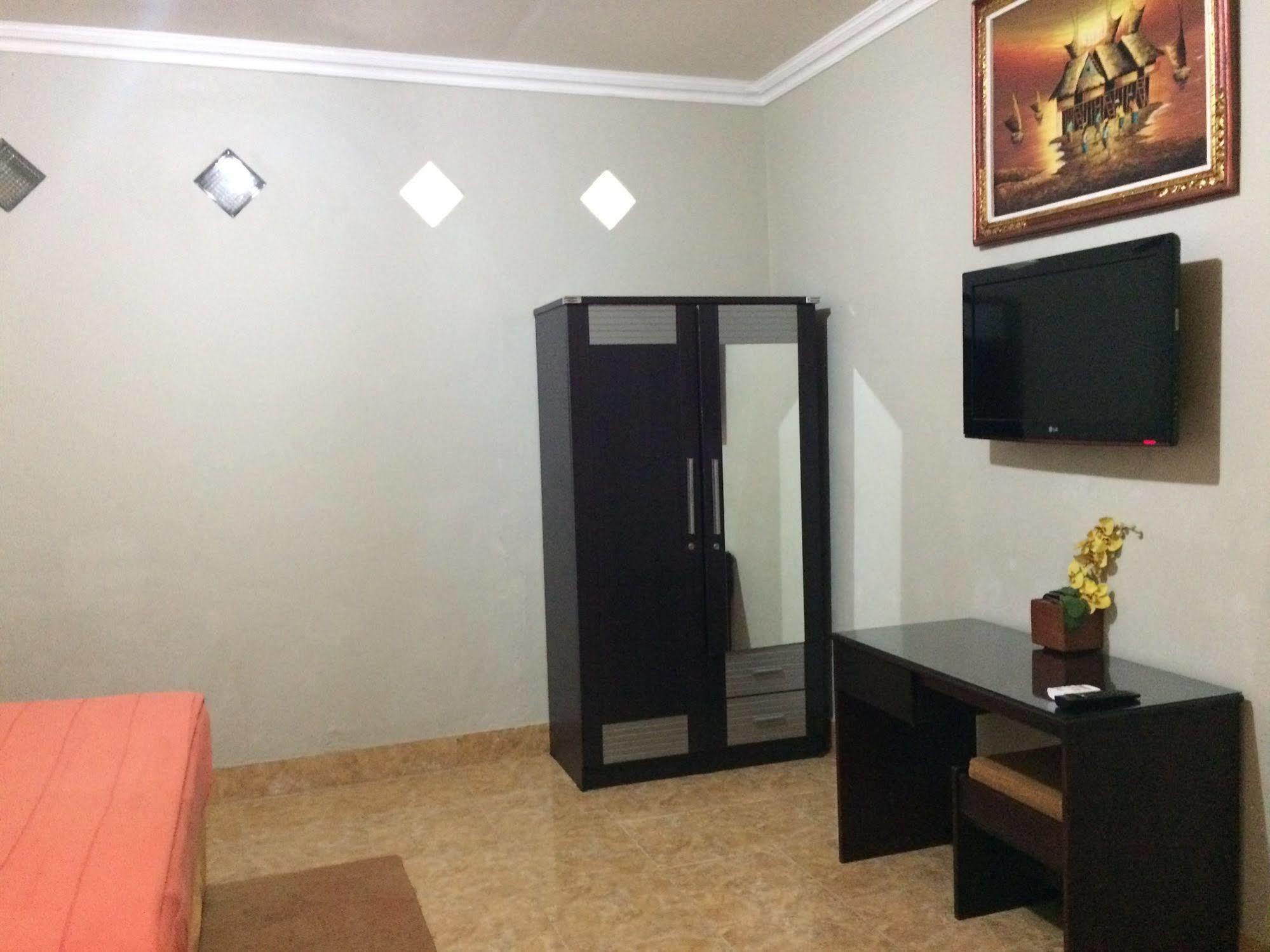 Crown Hotel Lombok Матарам Екстер'єр фото